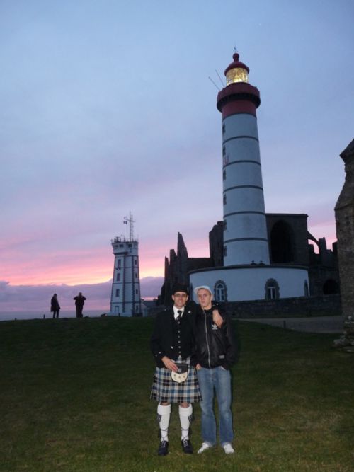 Reun Junior & Reun JEZEGOU devant le phare de Saint Mathieu en Plougonvelin (29)