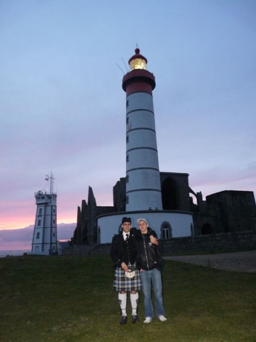Reun Junior & Reun JEZEGOU devant le phare de Saint Mathieu en Plougonvelin (29)