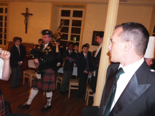 Yves TRIPON à la Cornemuse pour la présentation du Haggys lors de la Burn's Night au Collège International de Chavagne en Pailler (85) 