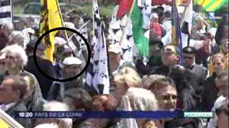 Moi au milieu de la foule au information France 3 à la manifestation 44=Breizh