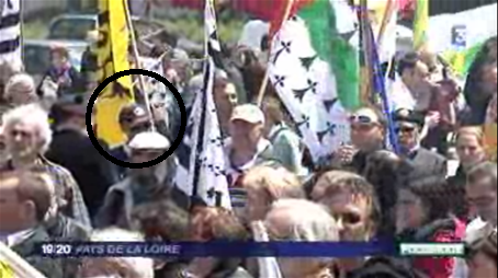 Moi au milieu de la foule au information France 3 à la manifestation 44=Breizh