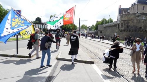 Big moustaches (avec le drapeau Bro-San-Brieg) Didier (avec le drapeau Bro-Naoned) devant le chateau des Ducs de Bretagne à la manifestation 44=Breizh