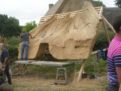 Démonstration de fabrication d'un toit de chaume