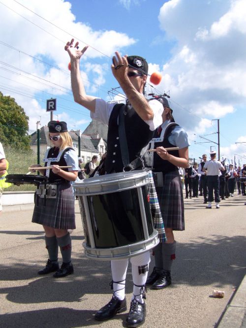 Reun JEZEGOU & Isle Of Cumbrea Pipe Band au défilé de l'Interceltique à Lorient