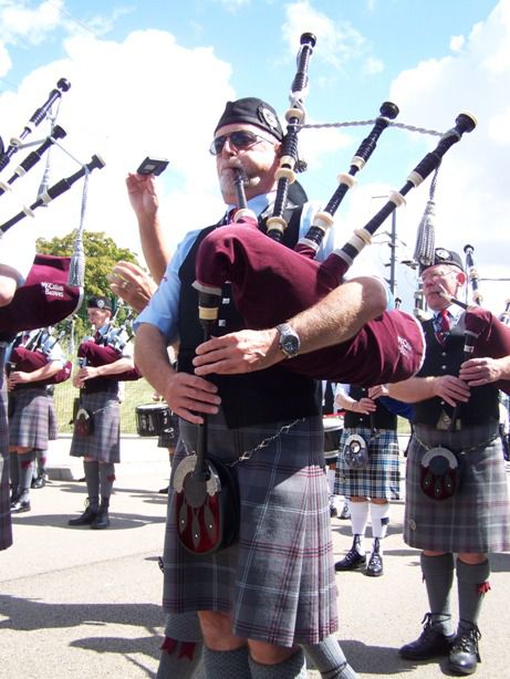 Isle Of Cumbrea Pipe Band au défilé de l'Interceltique à Lorient