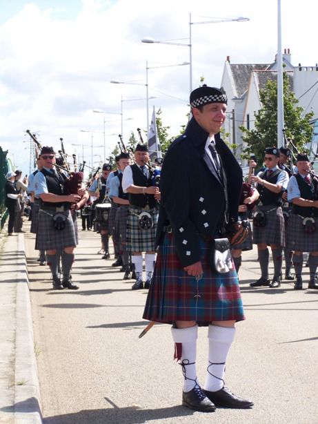 Cyril BENON & Isle Of Cumbrea Pipe Band au défilé de l'Interceltique à Lorient