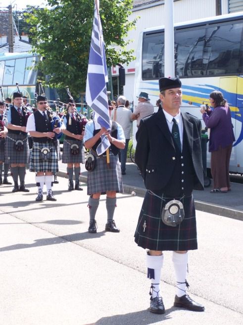 Didier BODIN & Isle Of Cumbrea Pipe Band au défilé de l'Interceltique à Lorient