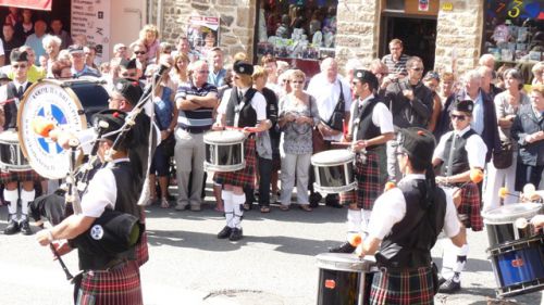 Arrivée d'Askol Ha brug Pipe Band à la fête des jumeaux à Pleucadeuc