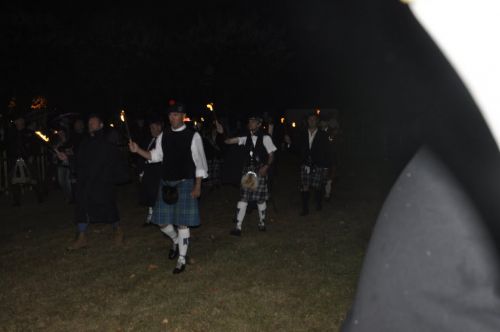 La KSF (Kilt Society de France) entourant les pipes band avec leurs flambeaux