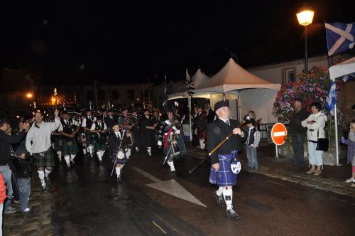 La KSF (Kilt Society de France) entourant les pipes band avec leurs flambeaux