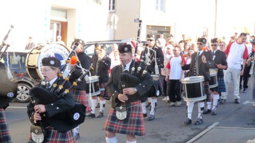 Défilet d'ouverture des handi-jeux International de Bressuire, Askol Ha Brug Pipe Band en tête