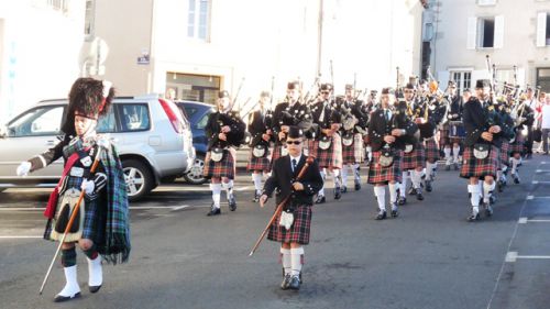 Défilet d'ouverture des handi-jeux International de Bressuire, Askol Ha Brug Pipe Band en tête