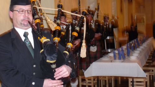 The arrival of Askol ha Brug Pipe Band in the refectory