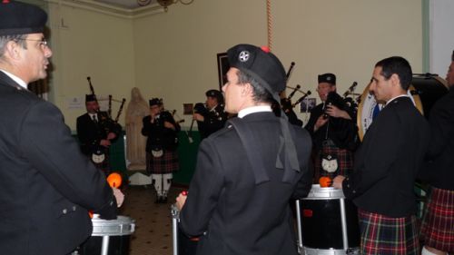 Askol ha Brug Pipe Band at the main entrance