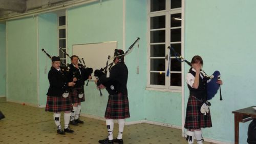 Askol ha Brug Pipe Band to warming up