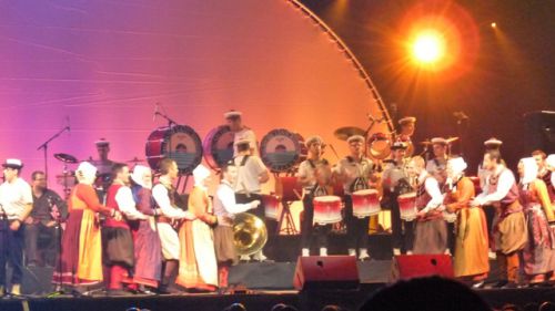 Le bagad de Lann Bihoué et le cercle de danse du Croisty