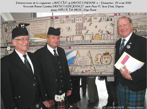 L Baron Gordon PRESTOUNGRANCE, Alan et Jean-Paul devant la Tapisserie de la Bataille de Prestonpans 1745 