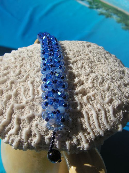 n°30: bracelet en toupies de cristal de swarovski sur tapis de facettes en cristal de bohème dans un camaïeu de bleu : 15 euros (sur commande)