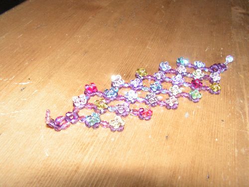 n°35: bracelet en perles à facettes de bohème, brodé avec des  toupies de cristal de swarovski multicolores sur le dessus, à vous de choisir vos couleurs : 25 euros ( à commander)