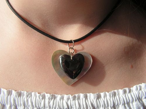 n°72: pendentif en nacre et hématite forme de coeur monté sur cordon noir  : 10 euros (modèle unique non disponible )