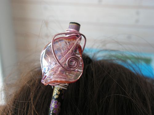 n°139 : pic à cheveux en bois décoré, fil alu rose et perle de verre en forme de feuille rosée (modèle unique indisponible) : 5 euros