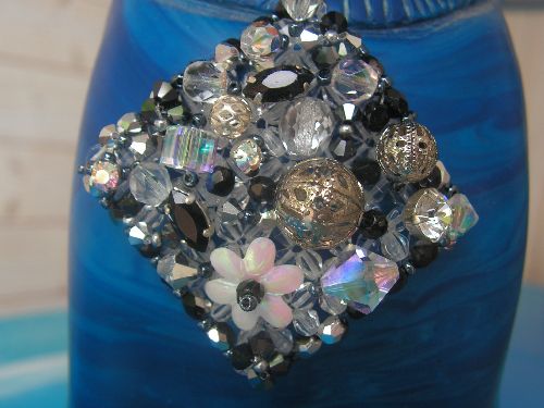 n°141: pendentif en facettes de bohème brodé de diverses perles en swarovski, métal, sur cordon noir : 35 euros (sur commande)