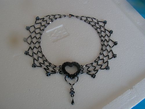 n°150 : magnifique collier en toupies de cristal de swarovski jet et grisée ( sur commande ) : 45 euros