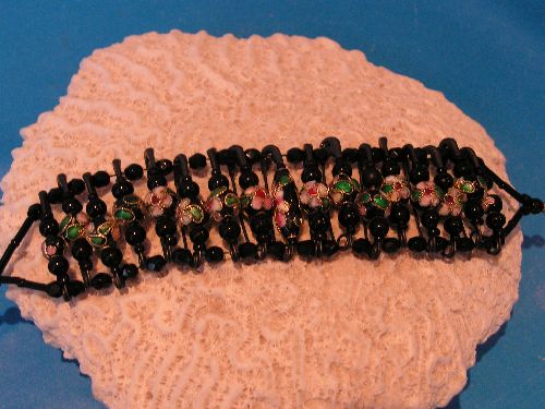 n°157 : bracelet en petites épingles à nourrice noires et perles cloisonnées : 15 euros (non disponible) modèle approchant possible