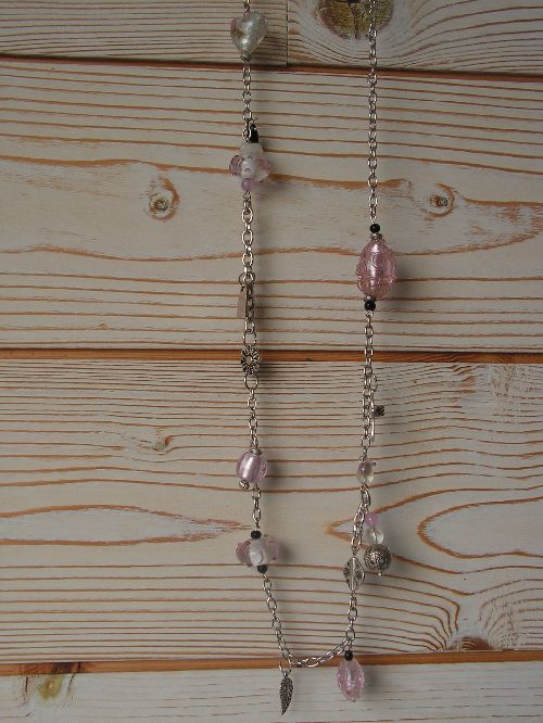 n°177 : sautoir en perles de verre , de métal et de breloques rose et blanc : 15 euros (modèle unique )non disponible 