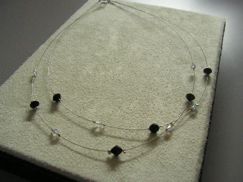 n°185: collier en toupies de cristal de swarovski noires et cristal sur cables argentés : 15 euros (modèle unique indisponible)