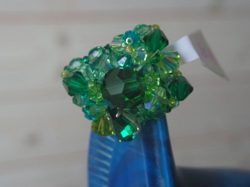 n°214 : bague en perles de cristal de swarovski camaïeu émeraude: 20 euros (sur commande)