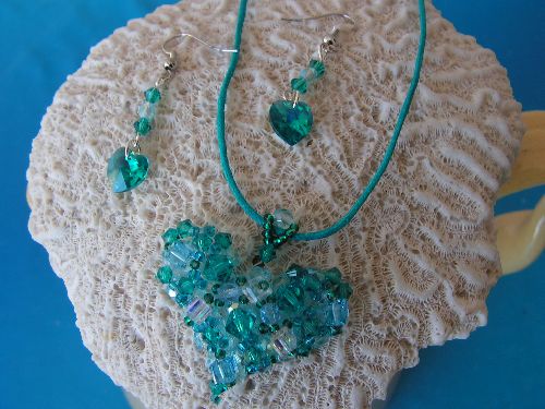 n°351 : parure en perles de cristal de swarovski turquoise (zyrcon) 30 euros (grand modèle sur commande dans la couleur de votre choix)