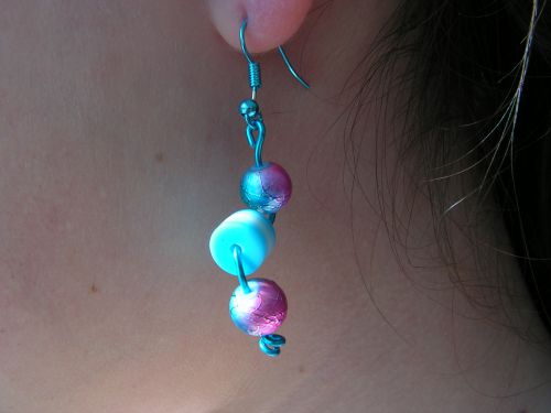 n°284 : boucles d'oreilles en perles rose et turquoise et fil alu turquoise : 5 euros (indisponibles)