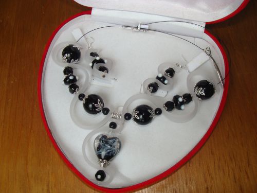 n°506 : Parure en perles de verre et sangle de silicone(modèle unique indisponible) sur commande dans la couleur de votre choix: 30 euros (b.o :10 collier : 20)