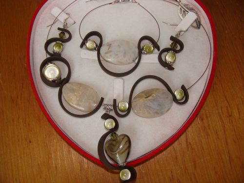 n°507 : Parure en perles de verre,  pierres semi précieuses et sangle de silicone(modèle unique indisponible) sur commande dans la couleur de votre choix: 40 euros (b.o :10 collier : 20 bracelet : 10)
