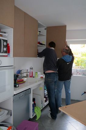 Julien et Patrice ajustent les panneaux de médium qu'il à coupé pour réaliser les portes de cuisine