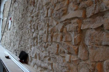 Sur la mezzanine, on va garder une niche de pierres. Pour cela, Julien à dégagé les pierres du mur et les à rejointé.