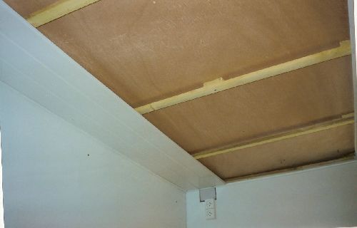 Mise en place du plafond avec du lambris pvc plus un écart pour la fixation des lampes.