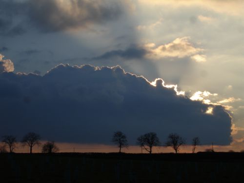 Soleil masqué par un cumulus en fin de journée du 25 novembre 2010
