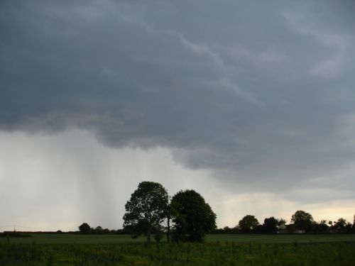 Ligne de grain orageuse presque au-dessus du champ le 06 mai 2011