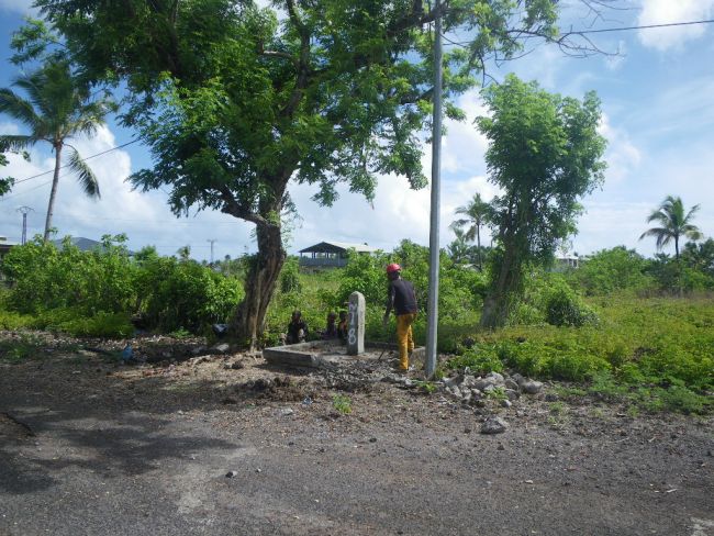 Une fontaine publique en train d'être démolie (Grande Comore)