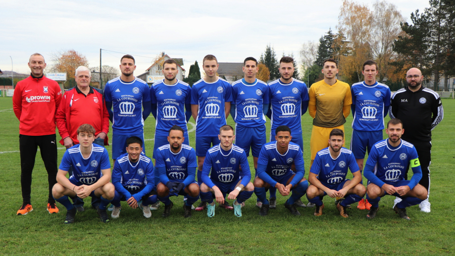 L'équipe Une du stade Burnhauptois en tenue bleue sponsorisée par le restaurant de la Couronne à Burnhaupt-le-le-Haut