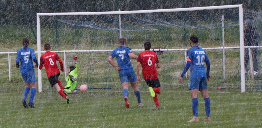 Tempêté de neige pour le second but d'Aspach - le- Haut face à Buhl. Score final 3-1.