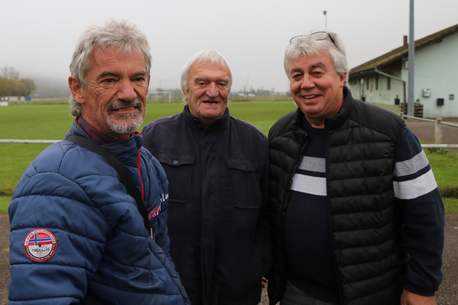 Entre Sentheim et Oberbruck, une belle amitié illustrée par les anciens Gilles Weiss, Armand Hensinger et Serge Jaeg dans la brume dominicale de Sentheim.