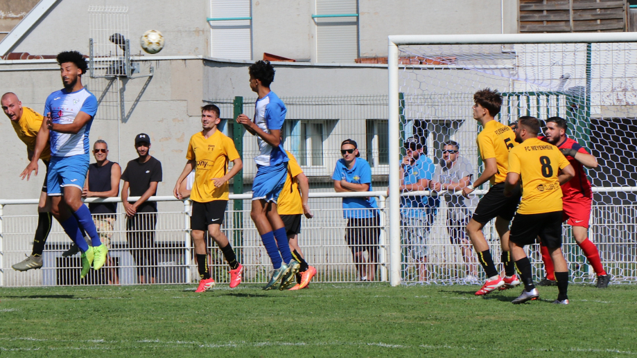 Vieux- Thann (bleu et blanc) s'est permis le luxe d'éliminer Meyenheim, équipe de District 1 sur le score de 1-0.