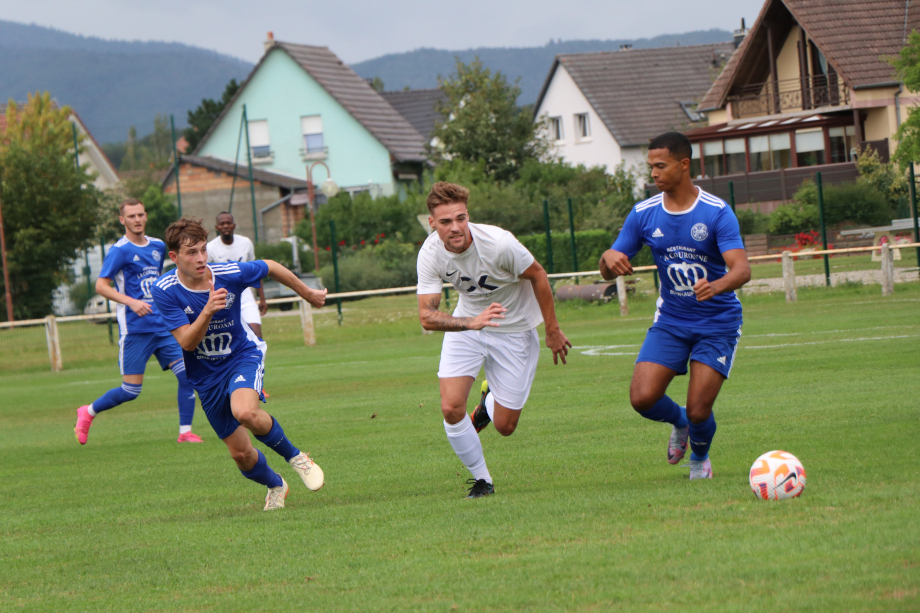 Le stade burnhauptois, en bleu, a arraché les trois points face à une solide équipe de Hésingue au bout d'une rencontre très engagée (3-2)