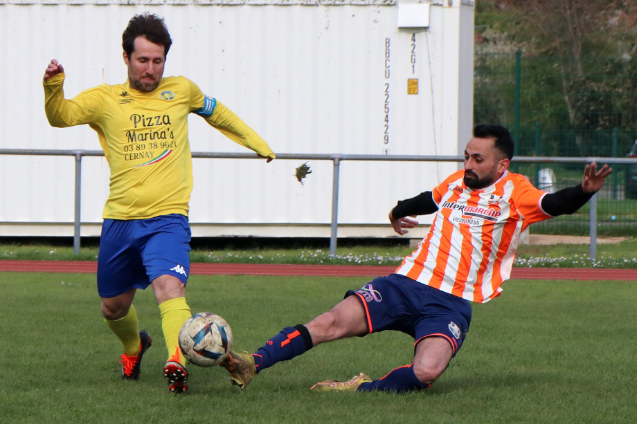 Pas du buts entre Thann (maillots rayés) et Roderen lors de ce derby du District 3