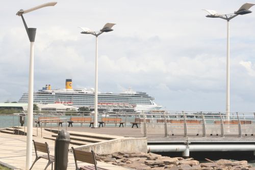 UN BATEAU  DE CROISIERE A QUAI A POINTE A PITRE