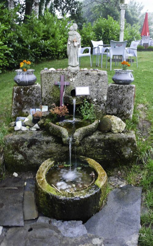La fontaine, premier oratoire , nous en verrons chaque jour plusieurs, avec toujours, des objets déposées : lacets, chapelet, imge, petit mot etc...