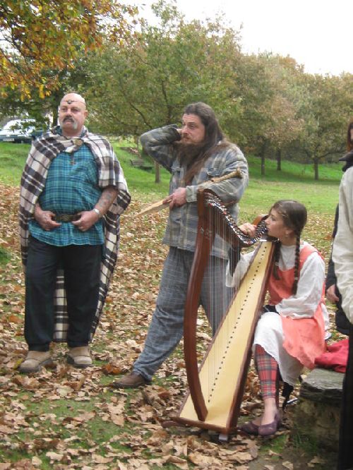 Notre harpiste Keridwen et Branos (porte glaive)-La Samhain-